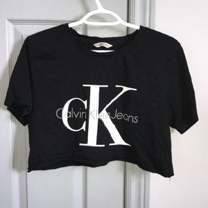 CALVIN KLEIN JEANS* black cropped tee shirt- M